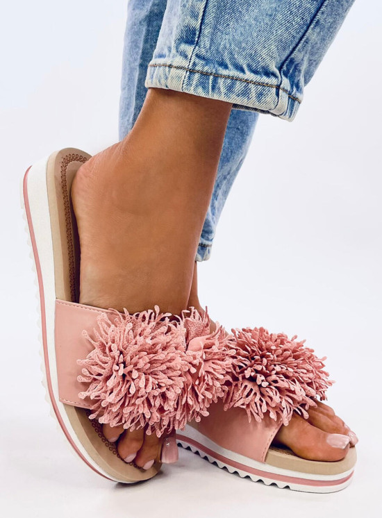 Růžové pantofle s květinovou aplikací