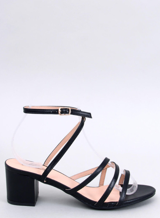 Dámské černé sandály na nízkém podpatku