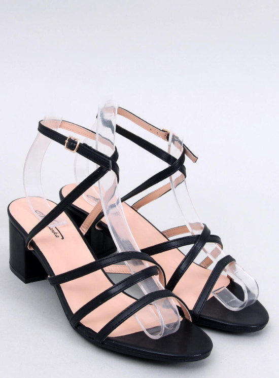 Dámské černé sandály na nízkém podpatku