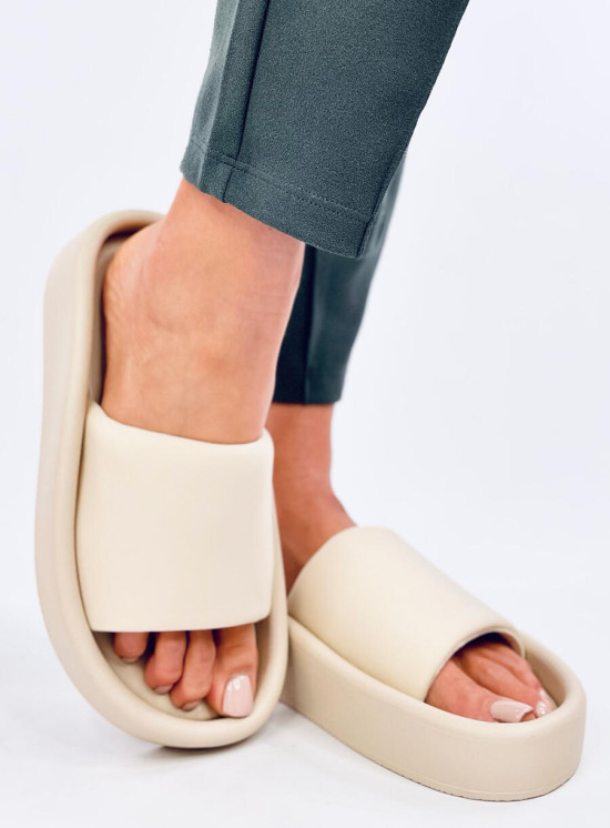 Měkké letní pantofle krémové