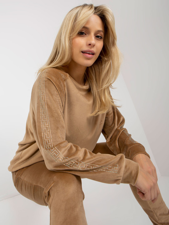 Hnědý velurový komplet s aplikací