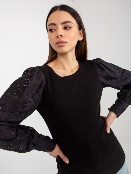 Černá elegantní halenka s ažurovými rukávy