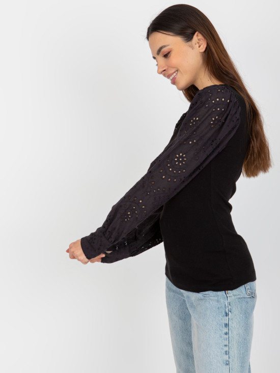 Černá elegantní halenka s ažurovými rukávy