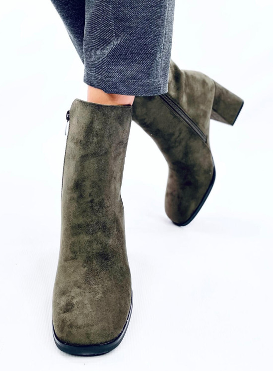 Tmavě zelené semišové kozačky na podpatku