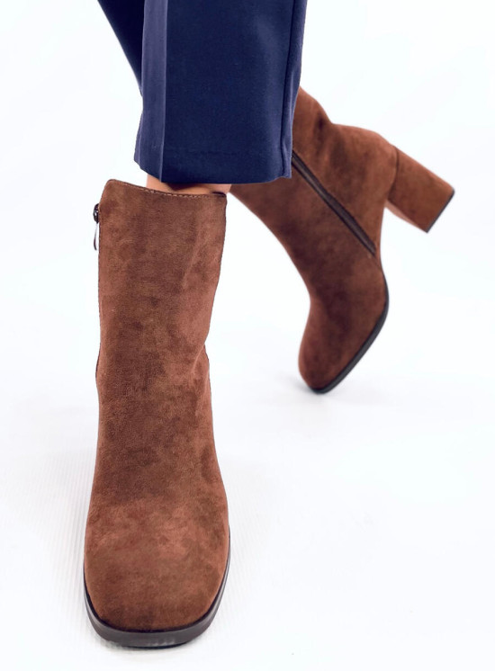 Hnědé semišové kozačky na podpatku