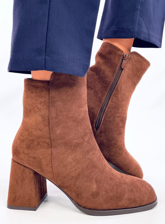 Hnědé semišové kozačky na podpatku
