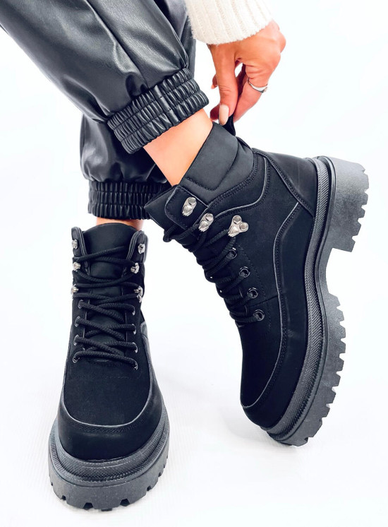 Černé šněrovací boty na vysoké podrážce