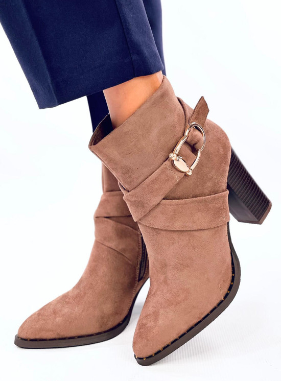 Hnědé kozačky s dekorativní přezkou