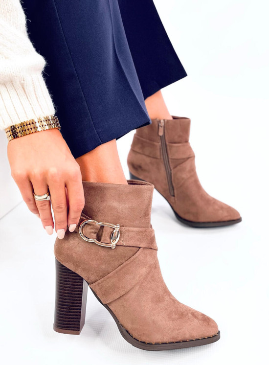 Hnědé kozačky s dekorativní přezkou