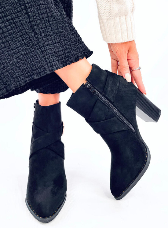 Černé kozačky s dekorativní přezkou