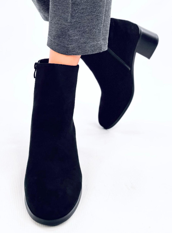 Černé kotníkové kozačky v klasickém střihu