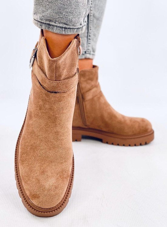 Semišové kotníkové kozačky v camel barvě