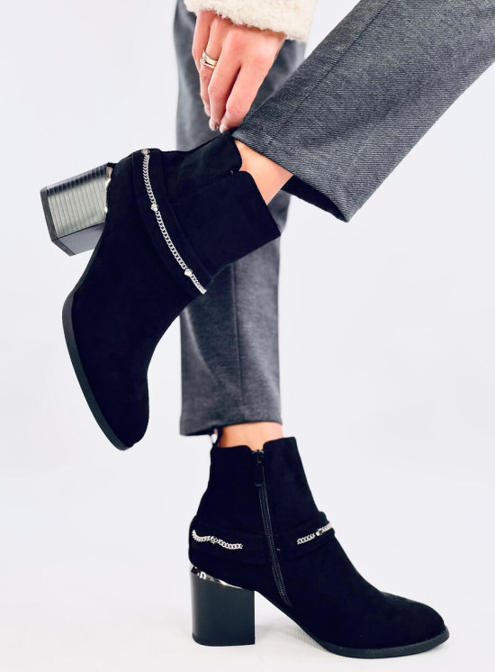 Kotníkové kozačky s řetízkem černé