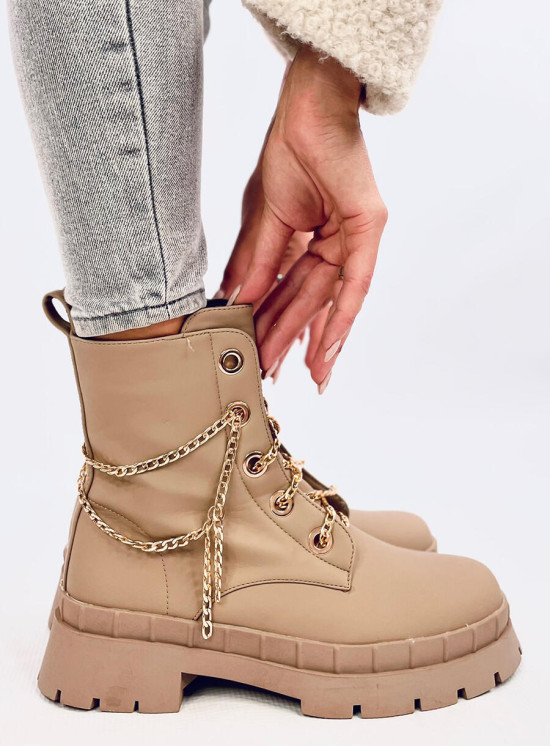 Béžové kotníkové kozačky se zlatým řetízkem