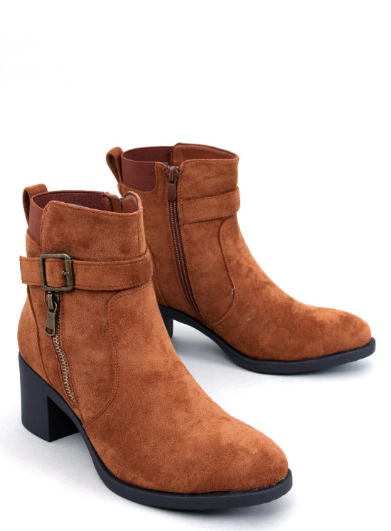 Kotníkové semišové kozačky s přezkou camel hnědé