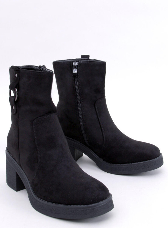 Černé semišové kozačky v klasickém střihu