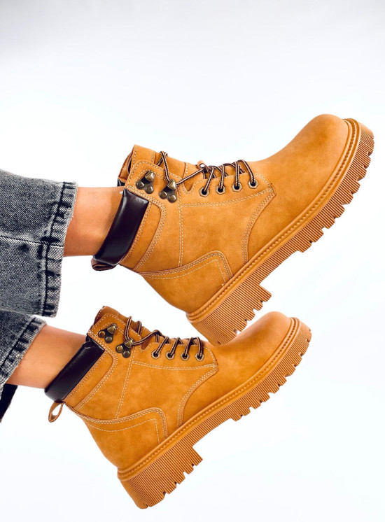 Hnědé šněrovací kozačeky na hrubé podrážce