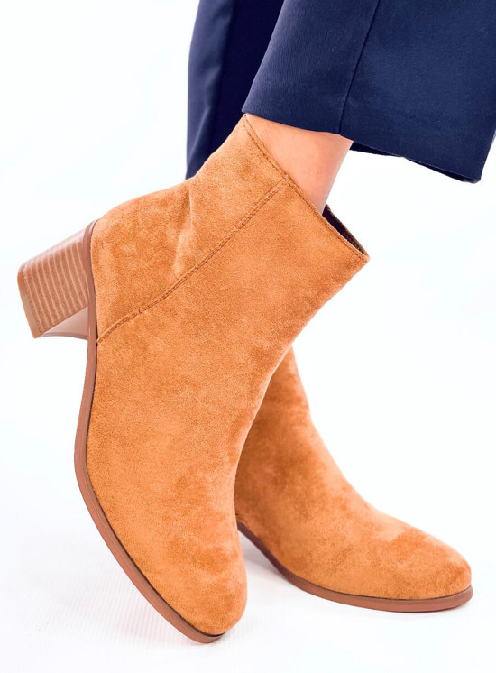 Karamelově hnědé kotníkové kozačky v klasickém střihu