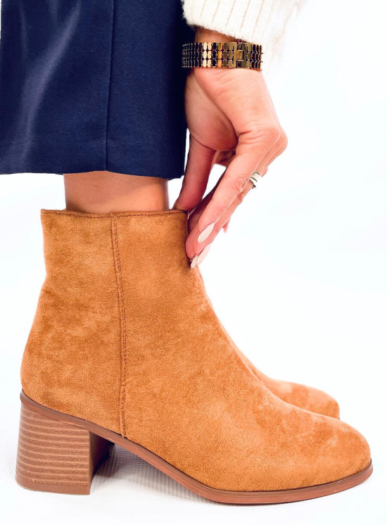 Karamelově hnědé kotníkové kozačky v klasickém střihu