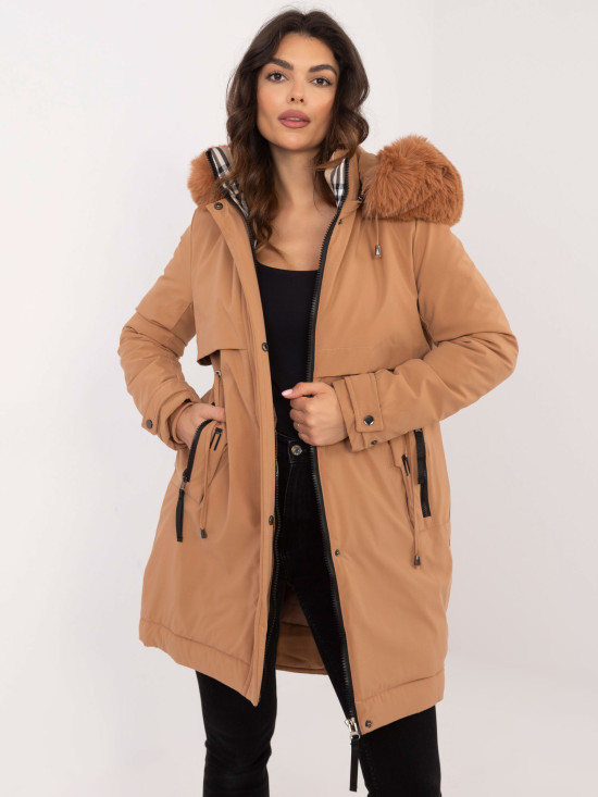 Pohodlná zimní bunda s kapucí v camel barvě