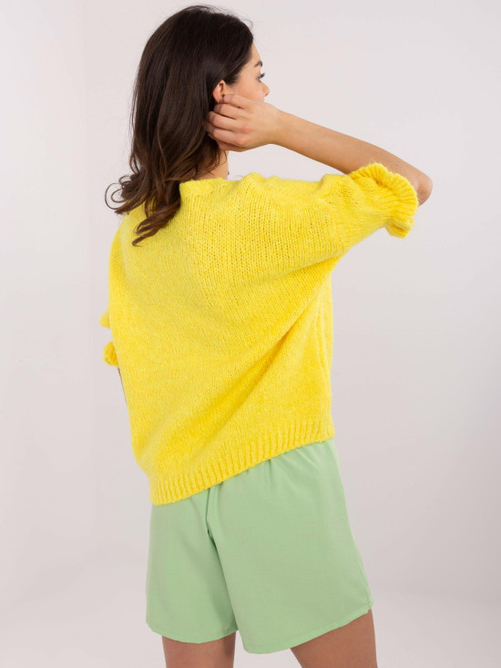 Žlutý pulovr s 3/4 rukávy