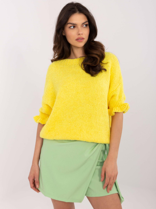 Žlutý pulovr s 3/4 rukávy