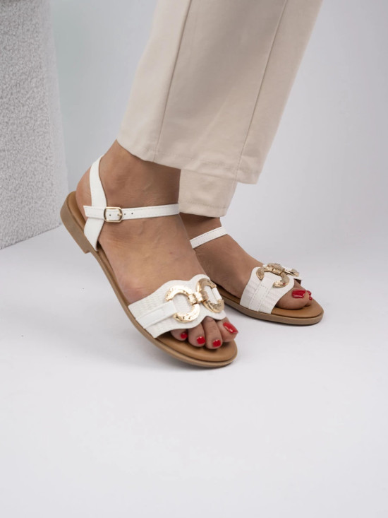 Nízké bílé sandály se zlatou ozdobou