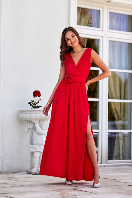 Saténové maxi šaty s ozdobnou růží, červené