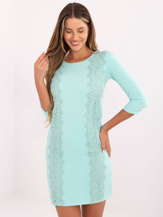 Mátové koktejlové šaty s květinovou aplikací