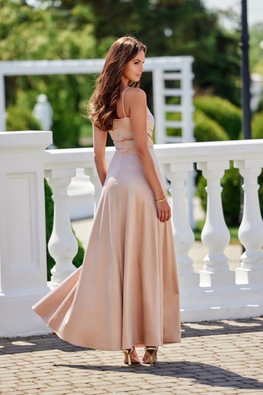 Saténové maxi šaty na ramínka v béžové barvě