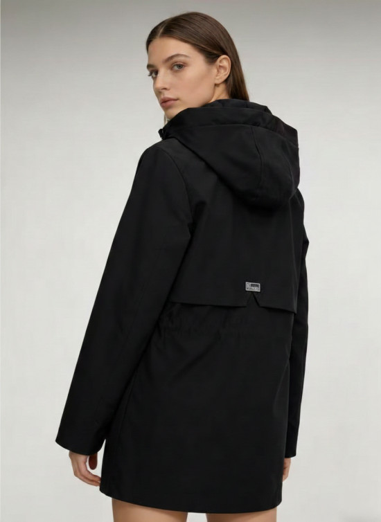 Černá parka se zlatými detaily