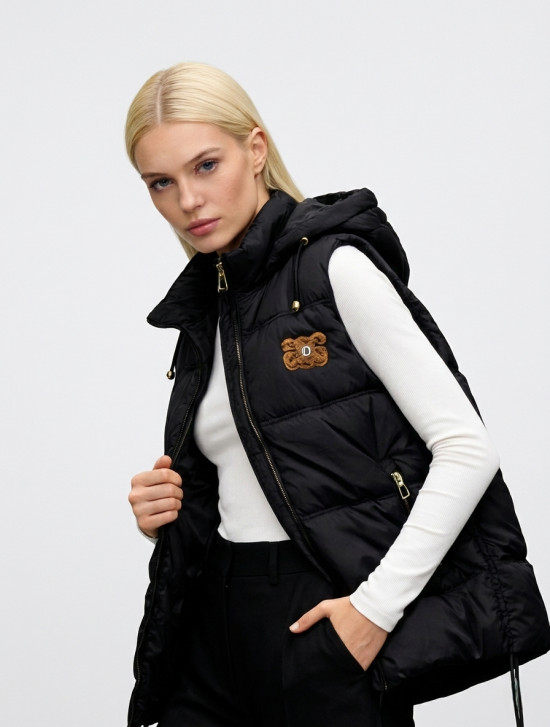 Černá prošívaná vesta s kapucí