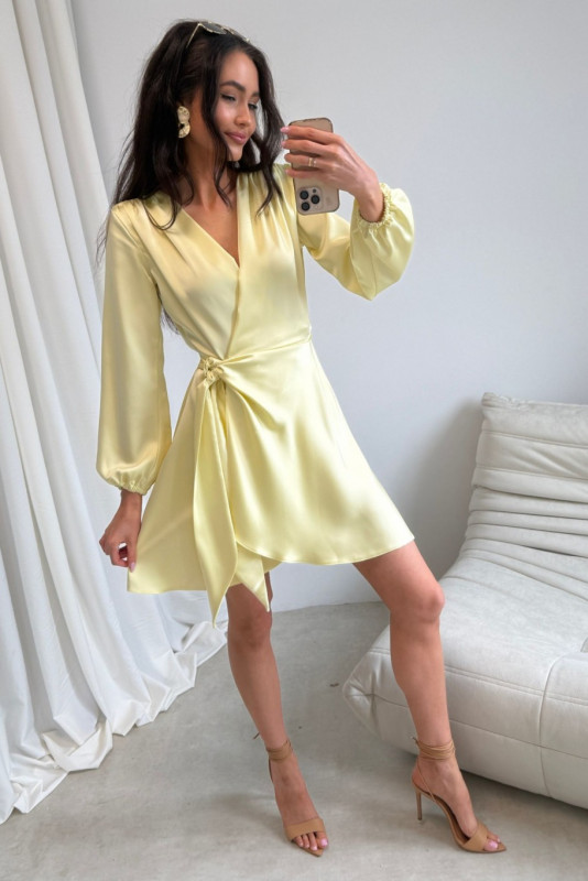 Žluté mini zavinovací šaty