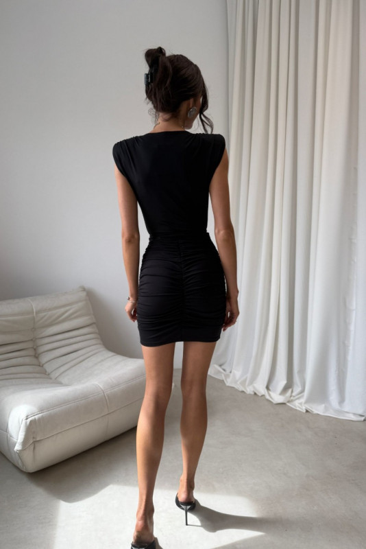 Černé mini šaty s překládaným výstřihem a ozdobným páskem