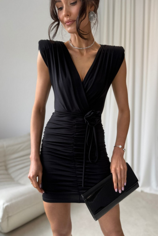Černé mini šaty s překládaným výstřihem a ozdobným páskem