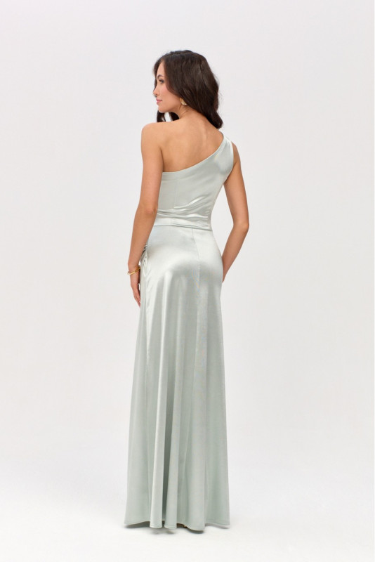 Saténové maxi šaty na jedno rameno v mátové barvě