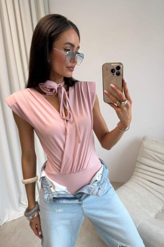 Pudrově růžové body s ozdobným páskem