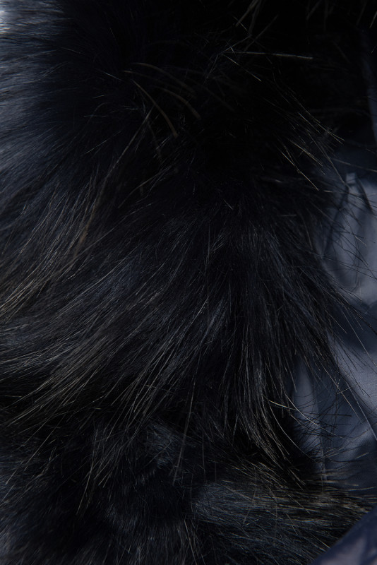 Tmavě modrá přechodná bunda s kapucí a kožešinou