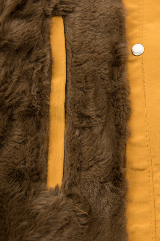 Žlutá zimní parka s hnědým plyšem
