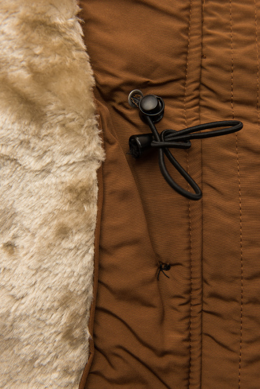 Hnědá zimní bunda s vysokým límcem