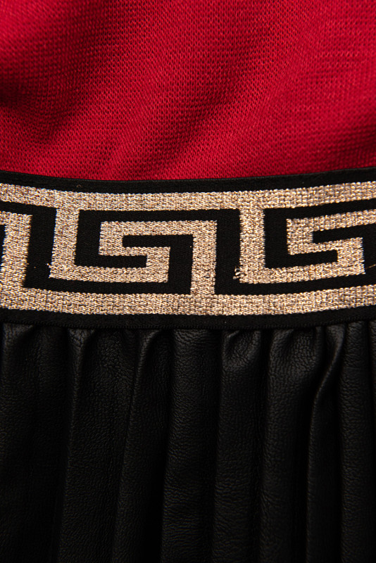 Červené šaty s koženkovou skládanou sukní