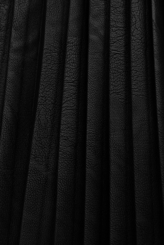 Růžové šaty s koženkovou skládanou sukní