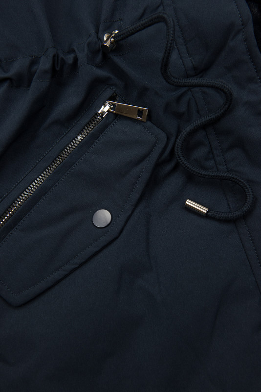 Tmavě modrá zimní parka s umělou kožešinou