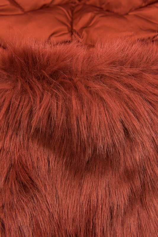 Zimní prošívaná bunda s páskem terakota