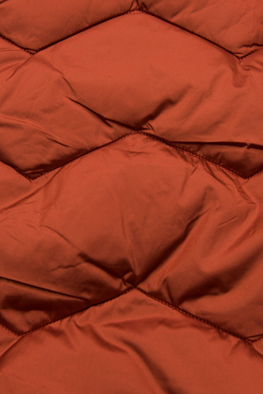 Zimní prošívaná bunda s páskem terakota