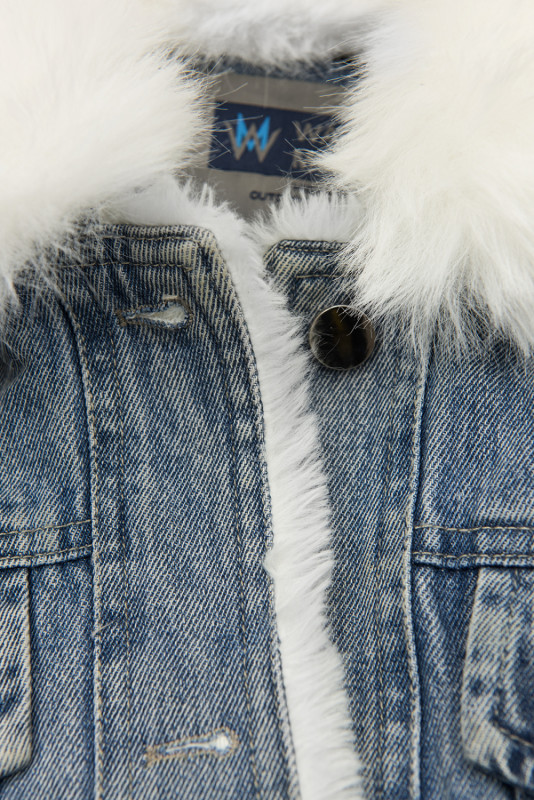 Modrá denimová bunda s bílou kožešinou