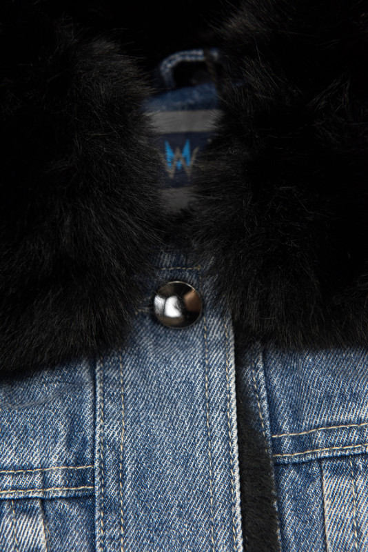 Modrá denimová bunda s černou kožešinou