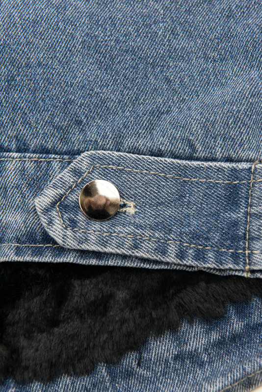 Modrá denimová bunda s černou kožešinou