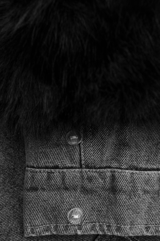 Šedá denimová bunda s černou kožešinou