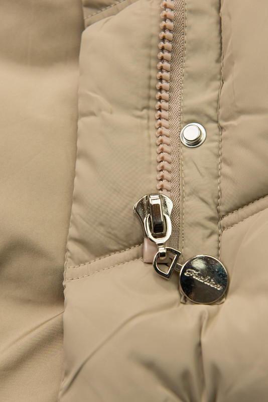 Světle béžová zimní bunda s páskem a kožešinou